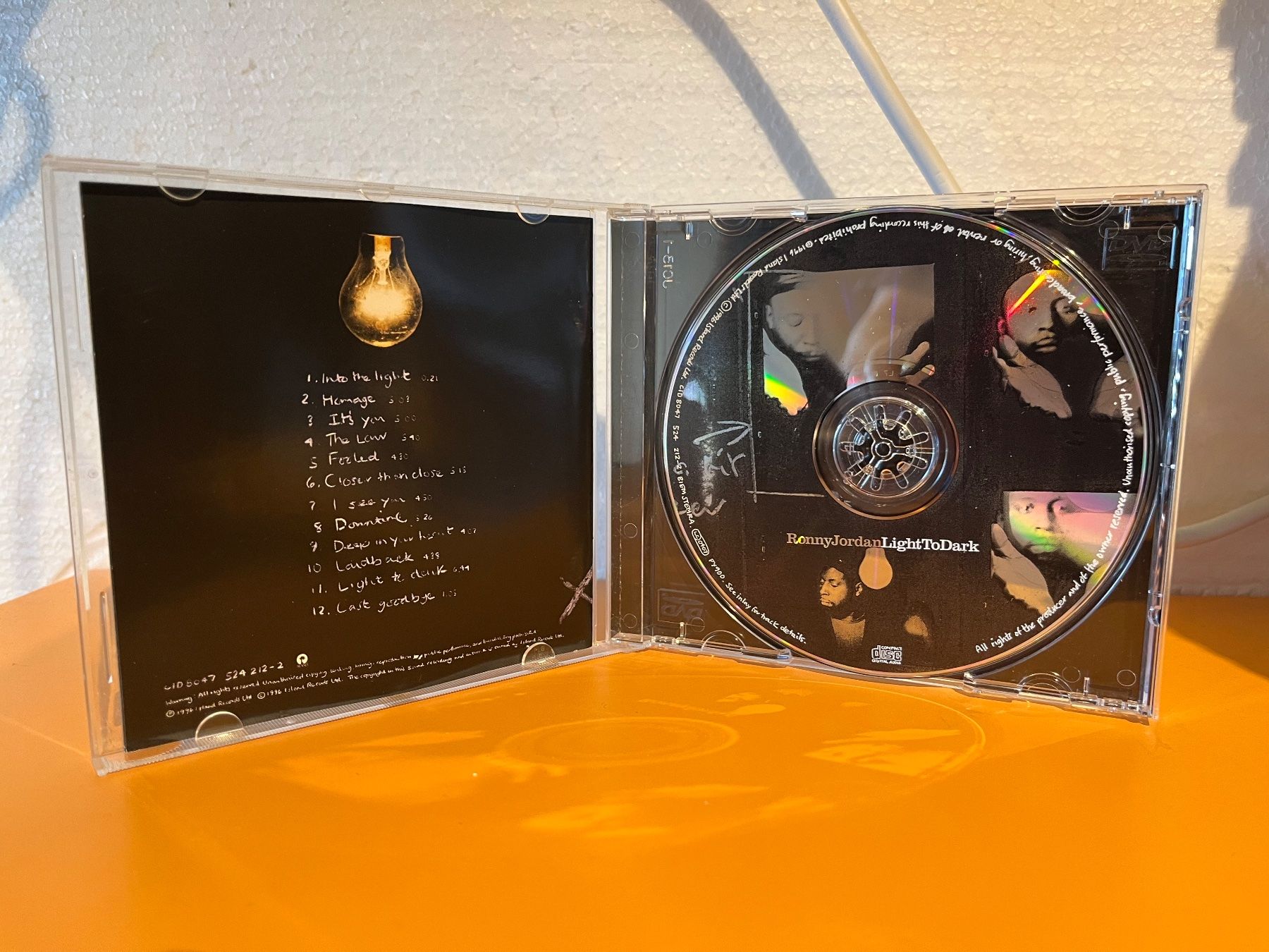 CD: Ronny Jordan - Light To Dark - HI21B – Usato da Küsnacht ZH venduto da swisssales.net 2
