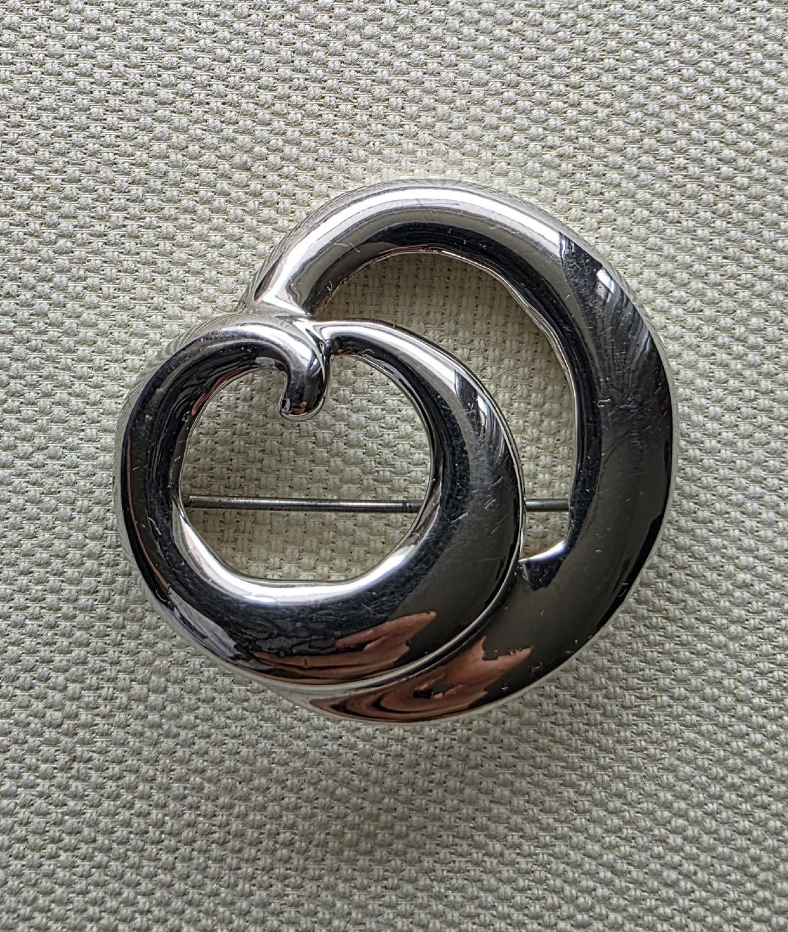 Spille & Fermagli: Superbe Broche Argentée / Design Abstrait Moderne – Usato da Cortaillod venduto da Amira_Nad
