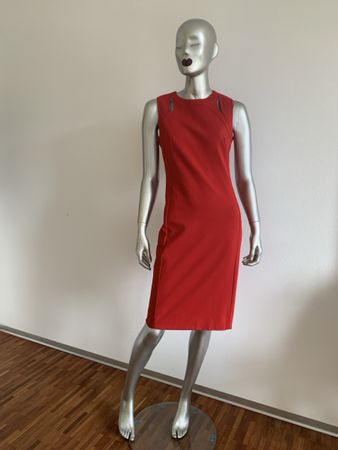 AKRIS: Chices rotes Etui-Kleid mit Cutout, 38