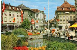 INTERLAKEN Postplatz belebt, Auto