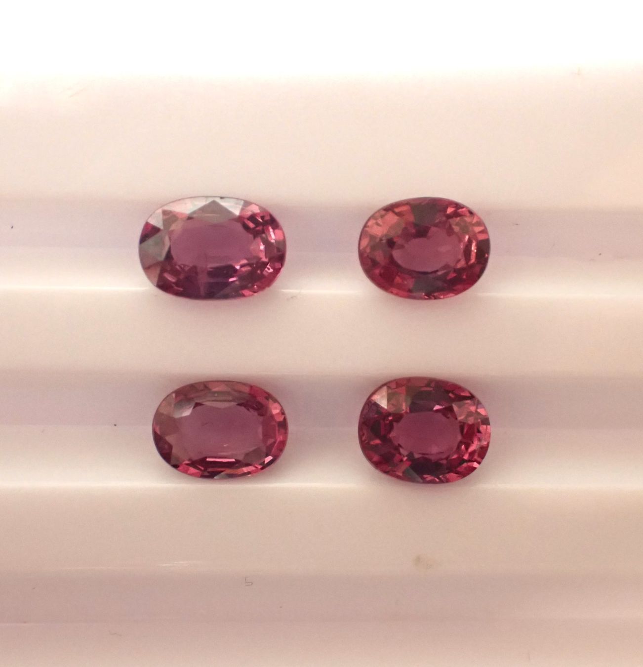 Pietre preziose: 4 Rhodolith Granate | 5.9 ct Total | Unbehandelt – Nuovo e nell'imballaggio originale da Zürich venduto da GOS08 2