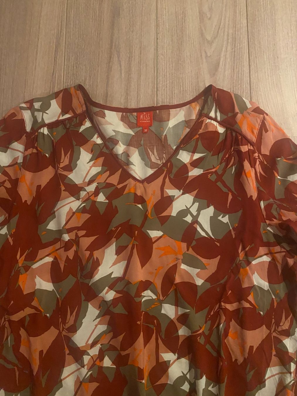 Camicette: MISS Bluse bunt bordeau/weiss/olive Gr. 38 – Usato da Bonstetten venduto da VCLS 1