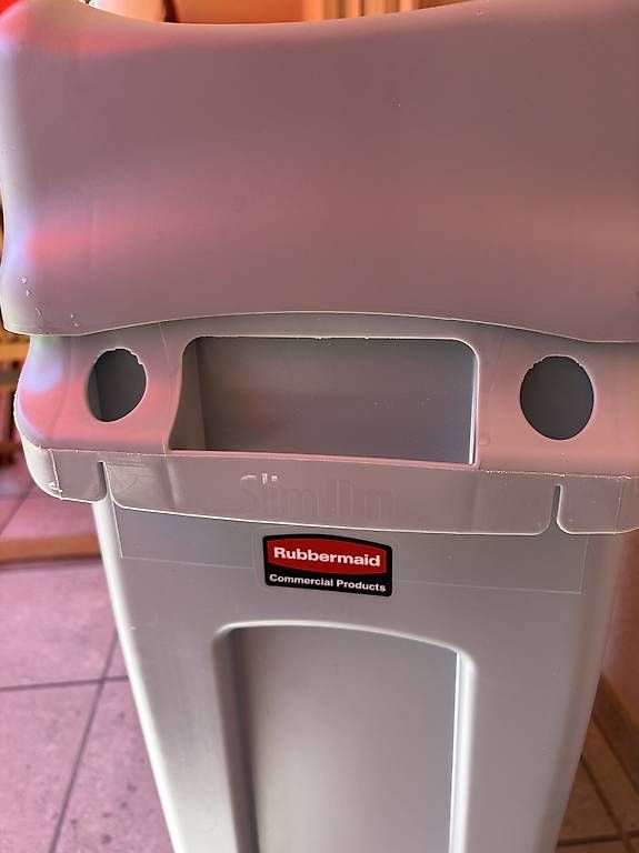 Abfalleimer: Abfalleimer Rubbermaid 60 Litrer – Gebraucht aus Lenzburg von Zuckermus66 2