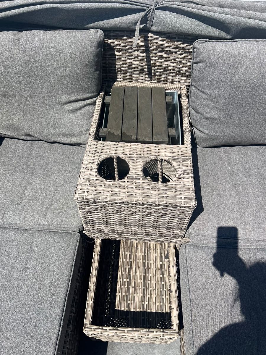 Divani: Gartenlounge Rattan grau mit Sonnendach und Hocker – Usato da Embrach venduto da Leva11 3