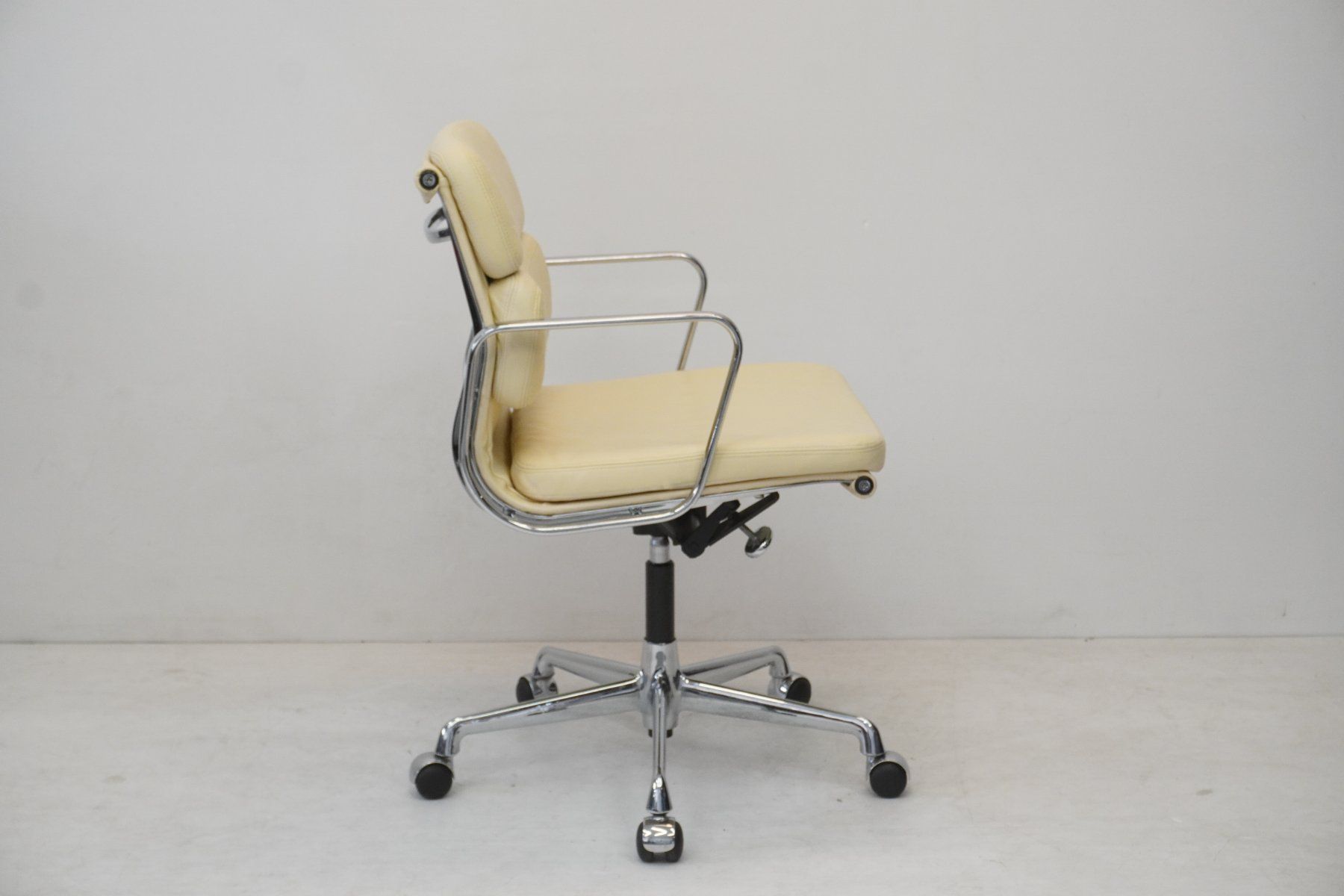 Herman Miller Stühle: Herman Miller by Vitra Eames Soft Pad EA217 Leder creme – Gebraucht aus Bad Zurzach von QLASSIQ 2