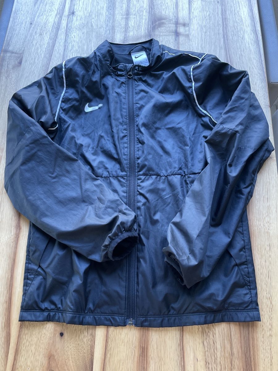 Nike Giacche: Nike Trainingsjacke 137-147cm – Usato da Wettswil venduto da Chlaettermus