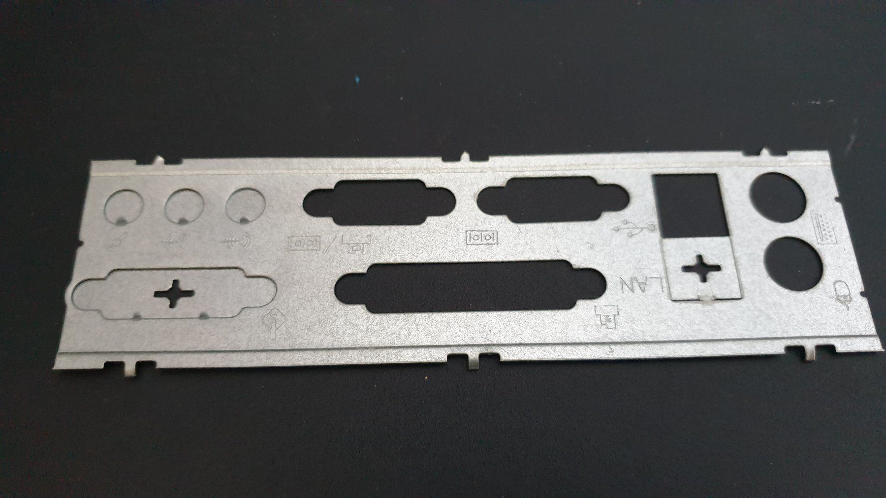 Schede madri: Mainboard Anschlussabdeckplatte – Usato da Stäfa venduto da Supertramp73