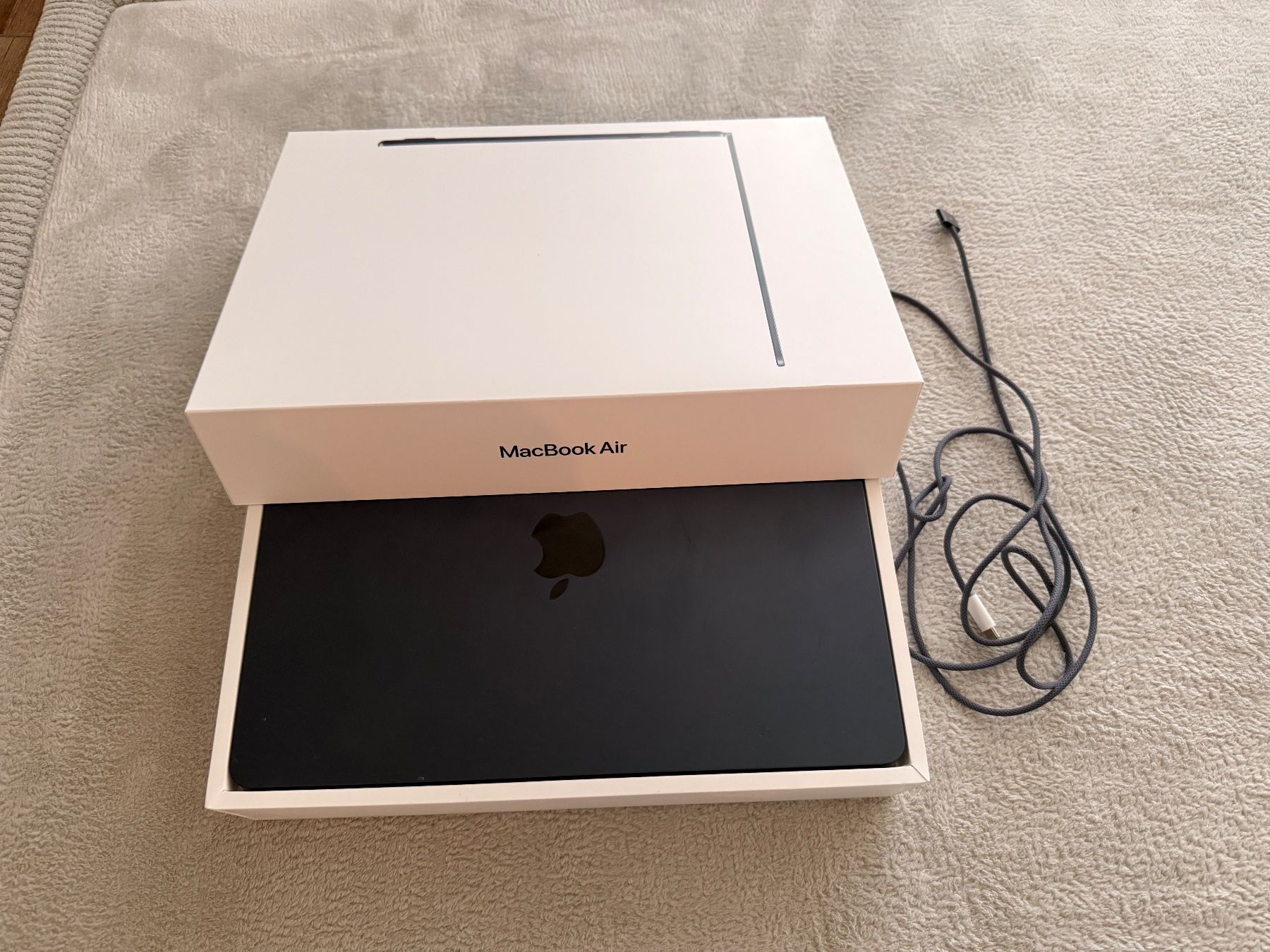 Apple Notebook: MacBook Air  und Ladekabel – Nuovo e nell'imballaggio originale da Bilten venduto da alb_v67g