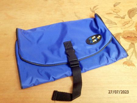 Necessaire, Kulturtasche zum aufhängen mit Gurtenverschluss