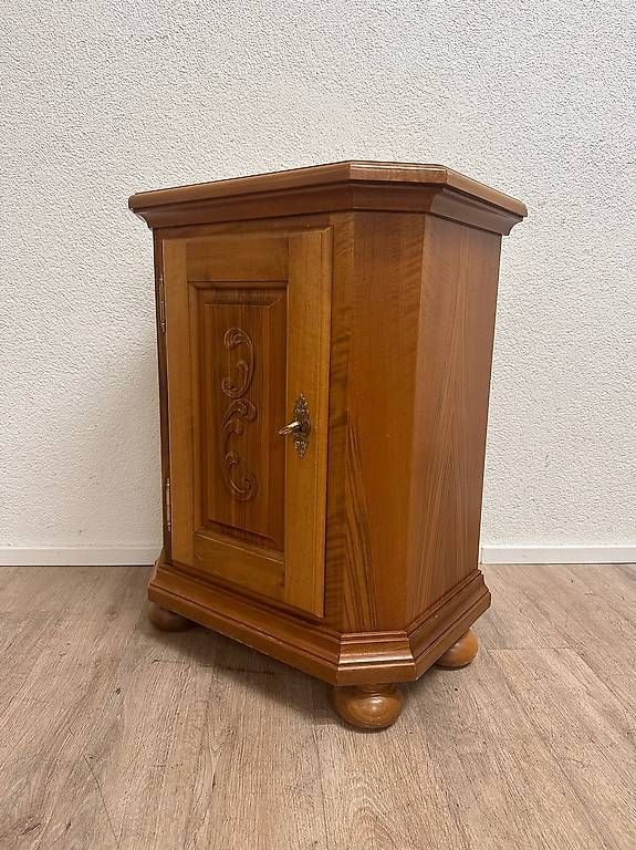Nachttische: Vintage Barock Ecktischchen Nussbaum Fässler – Gebraucht aus Obernau von Arche_Noah_Brocki 2
