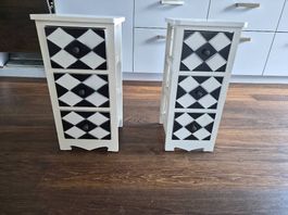Zwei kleine Holzschränkchen