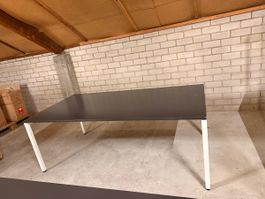 Schöner Büro Tisch mit weissem Gestell, ideal für den Sommer
