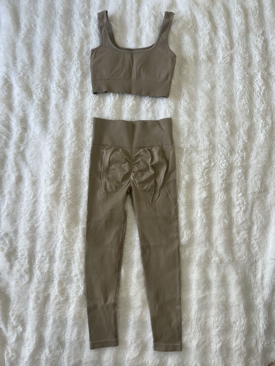 Lots de vêtements: Sportliches Set, Grösse S, Beige – Neuf (Voir description) à Effretikon par Briga.S. 4