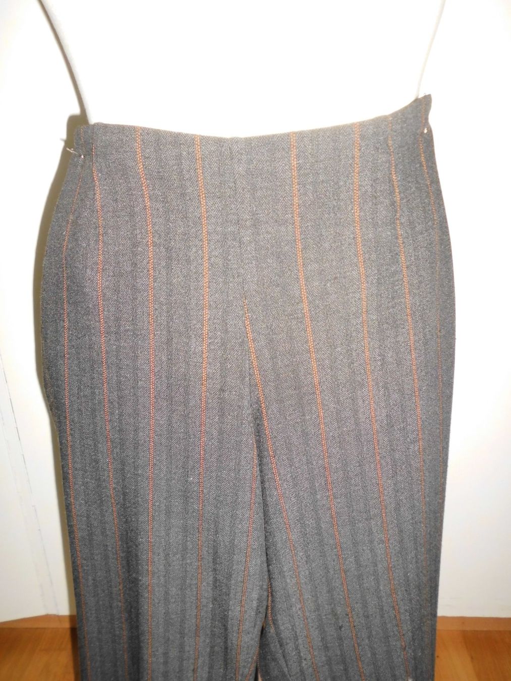 Pantaloni: Pantalon gris/orange T. 42 – Usato da Marin-Epagnier venduto da Madja 1