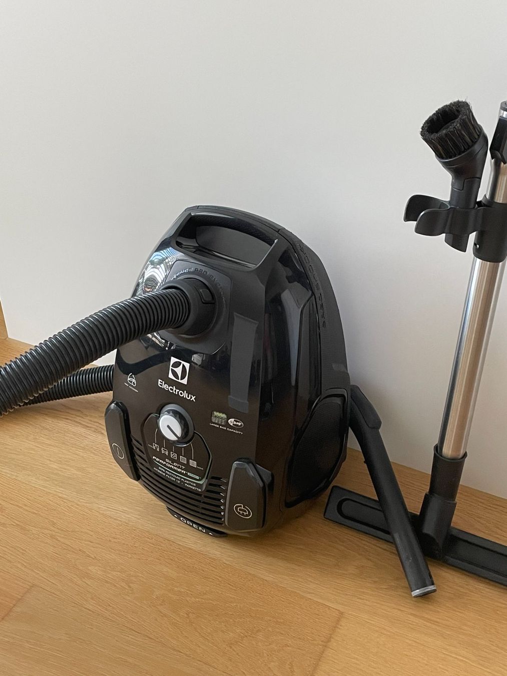 Electrolux Aspirapolveri & Accessori: Electrolux Silent Performer Staubsauger mit 5x Beuteln – Usato da Zürich venduto da TTLM 1