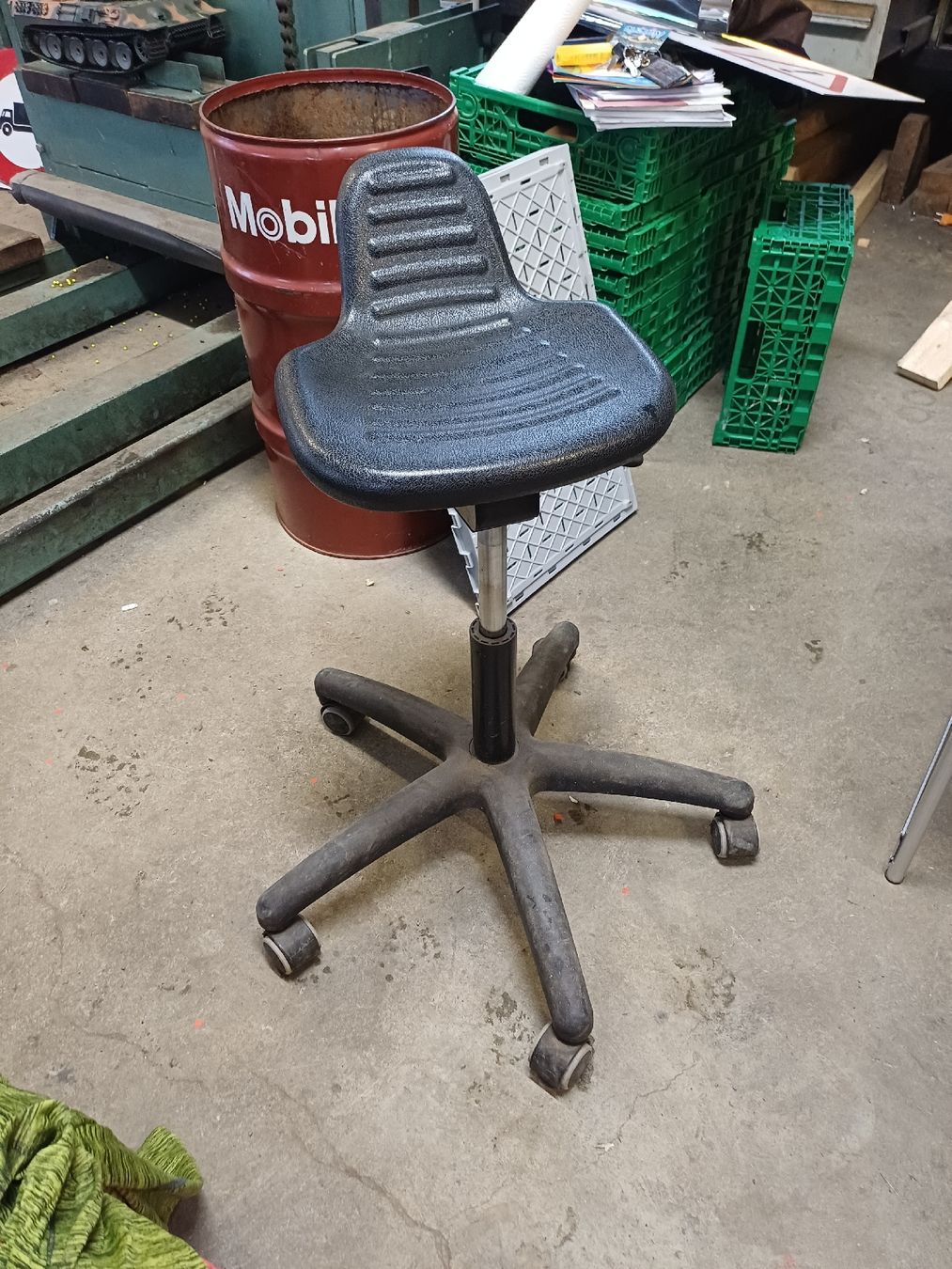 Sedie: Verstellbarer Werkstatthocker / Drehstuhl – Usato da Wangenried venduto da Recycler94
