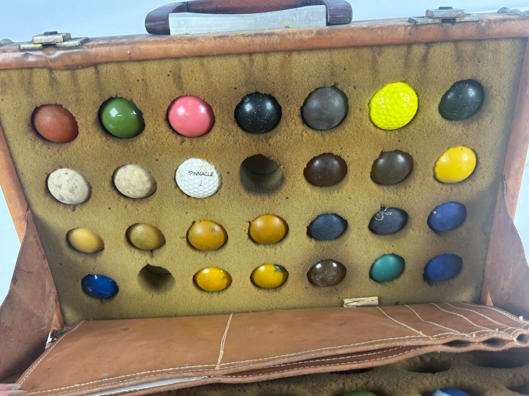 Valigie: Antiker Minigolf-Koffer mit Aufklebern – Usato da Wettingen venduto da Wendemarket 6