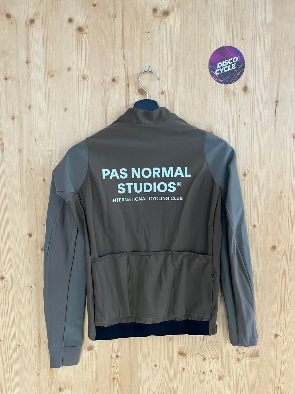 Pas Normal Studios Canottiere & Pantaloni: % Pas Normal Studios Men's Mechanism Thermal Long Sleeve - M – Nuovo e nell'imballaggio originale da Bern venduto da Disco_Cycle 1
