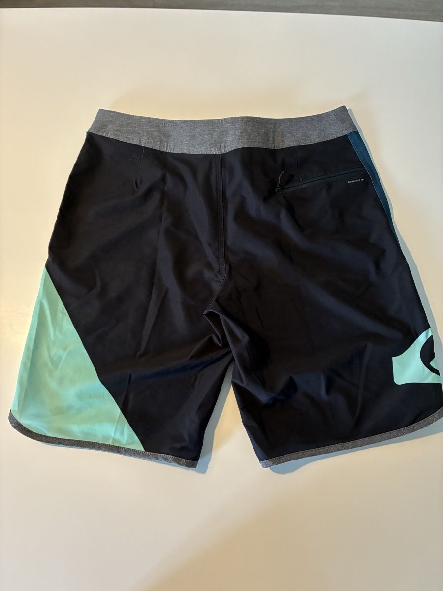 Quiksilver Lotti di vestiti: Quiksilver Set, Badehose & Shirt – Usato da Altnau venduto da kurvenmuehle 7
