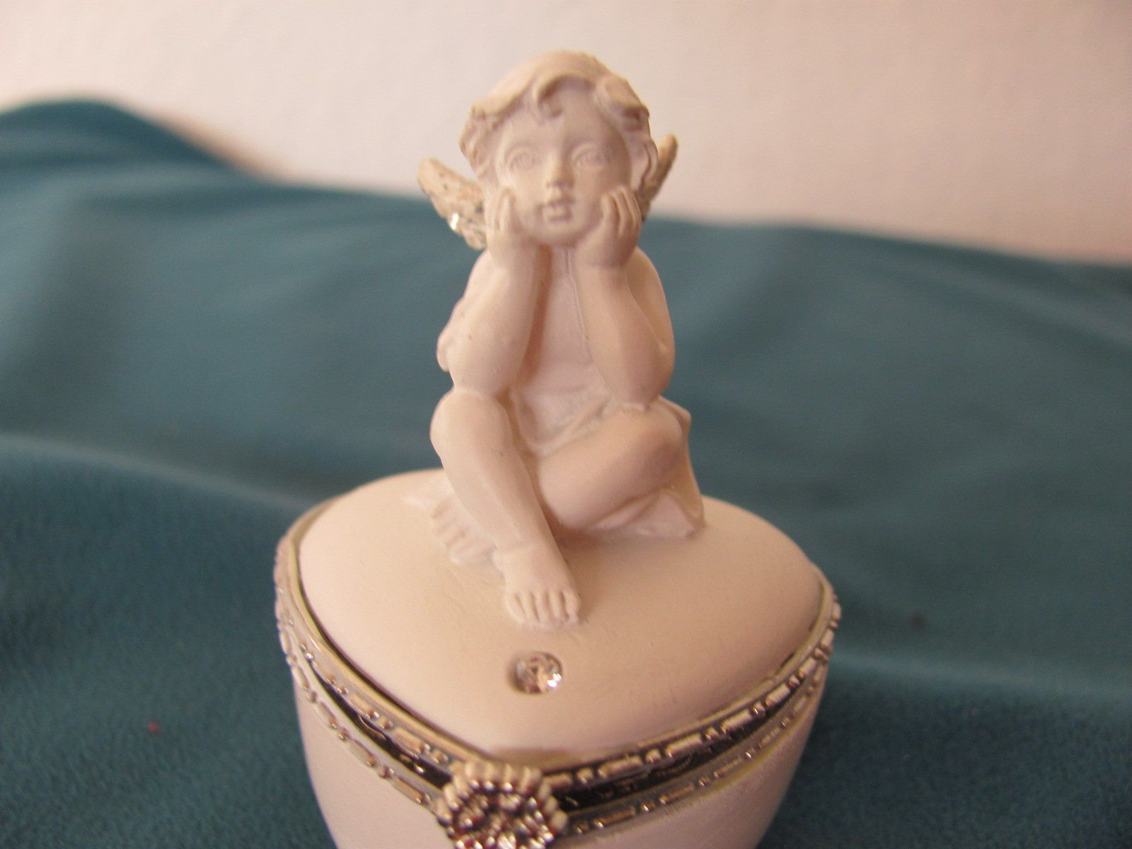 Tutte le decorazioni: Schmuckdose Herzform mit Engel Figur weiss – Nuovo (secondo la descrizione) da Gümligen venduto da Fantapanda 5