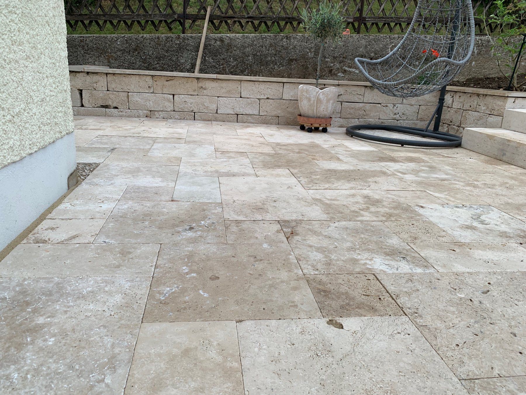 Rivestimenti per pavimenti: Gartenplatten Naturstein TRAVERTIN HELL antik getrommelt 3cm – Nuovo (secondo la descrizione) da Thalwil venduto da Qualitaetdesign