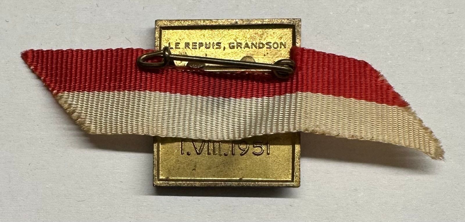 Plaketten & Abzeichen: altes 1. August Abzeichen, Frau mit Kind, 1951 – Gebraucht aus Gümligen von Delphi6 1