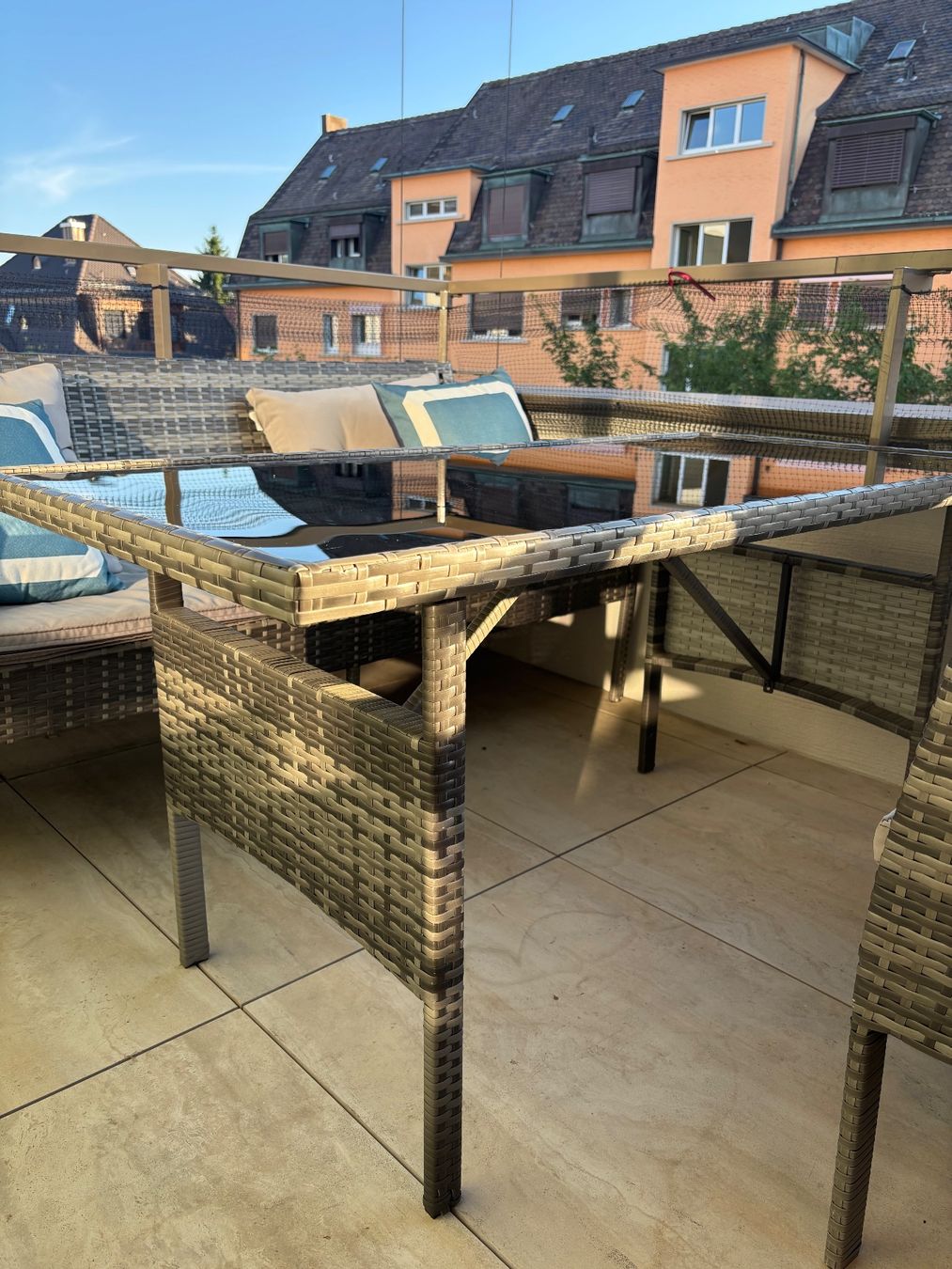 Tische: Rattan Gartentisch – Gebraucht aus Zürich von nhelvetia