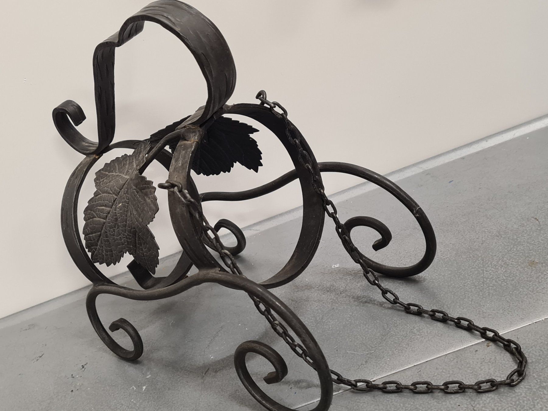 Supporti a parete: Weinflaschenhalter aus Gusseisen – Usato da Amriswil venduto da used2use