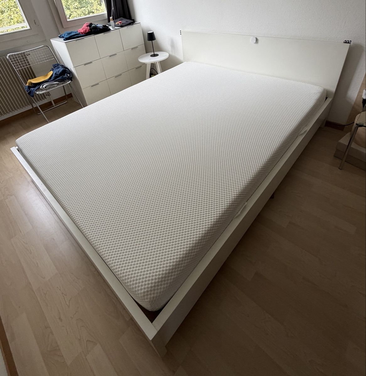 Betten: Double Bed White Frame with Slatted Base and Mattress – Gebraucht aus Interlaken von ReLovedObjects 6