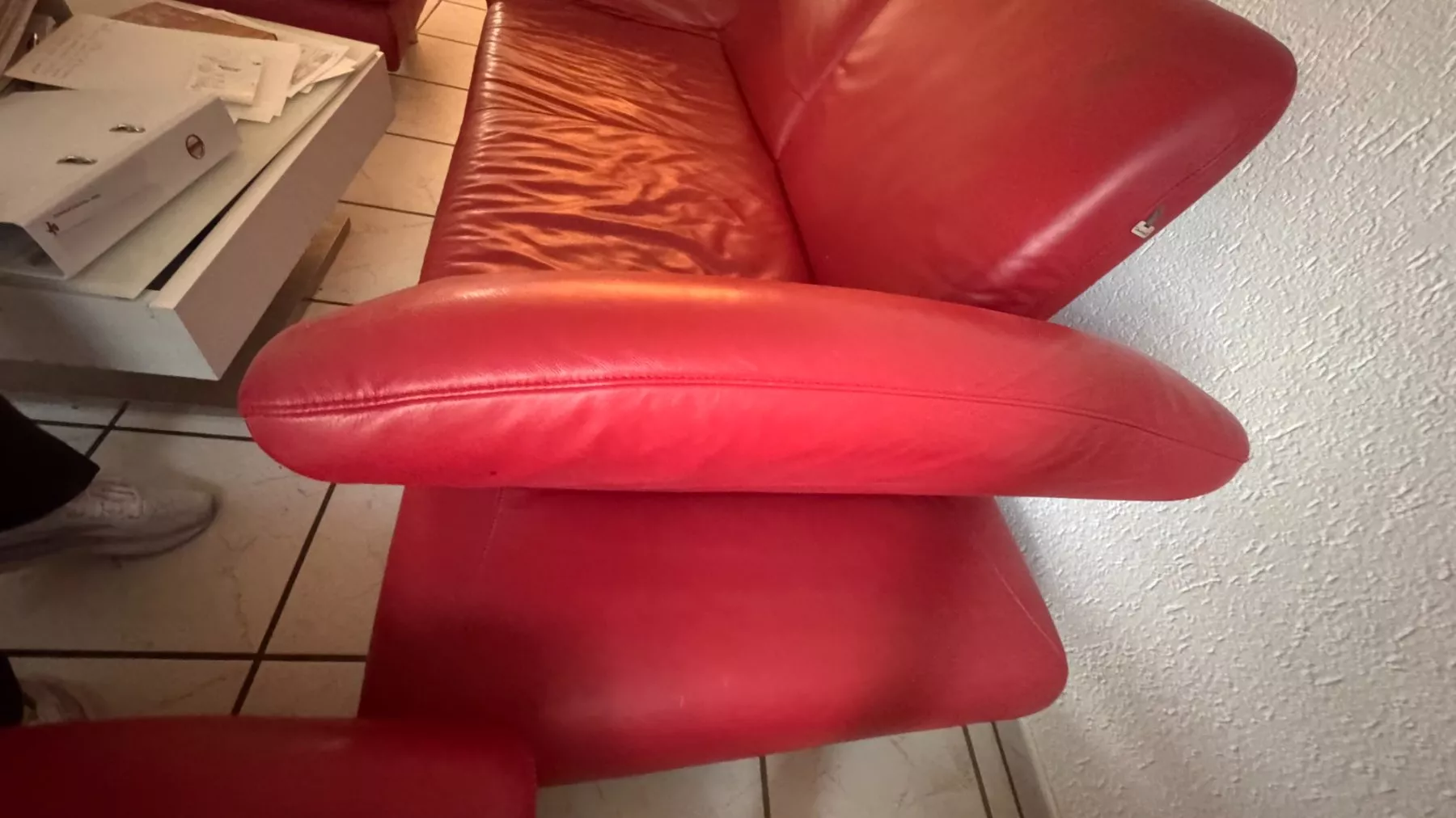 Koinor Divani: Koinor Tara Echtleder-Sofagarnitur Rot (2 Sofas plus Hocker) – Usato da Bertschikon Gossau venduto da chive2000 4