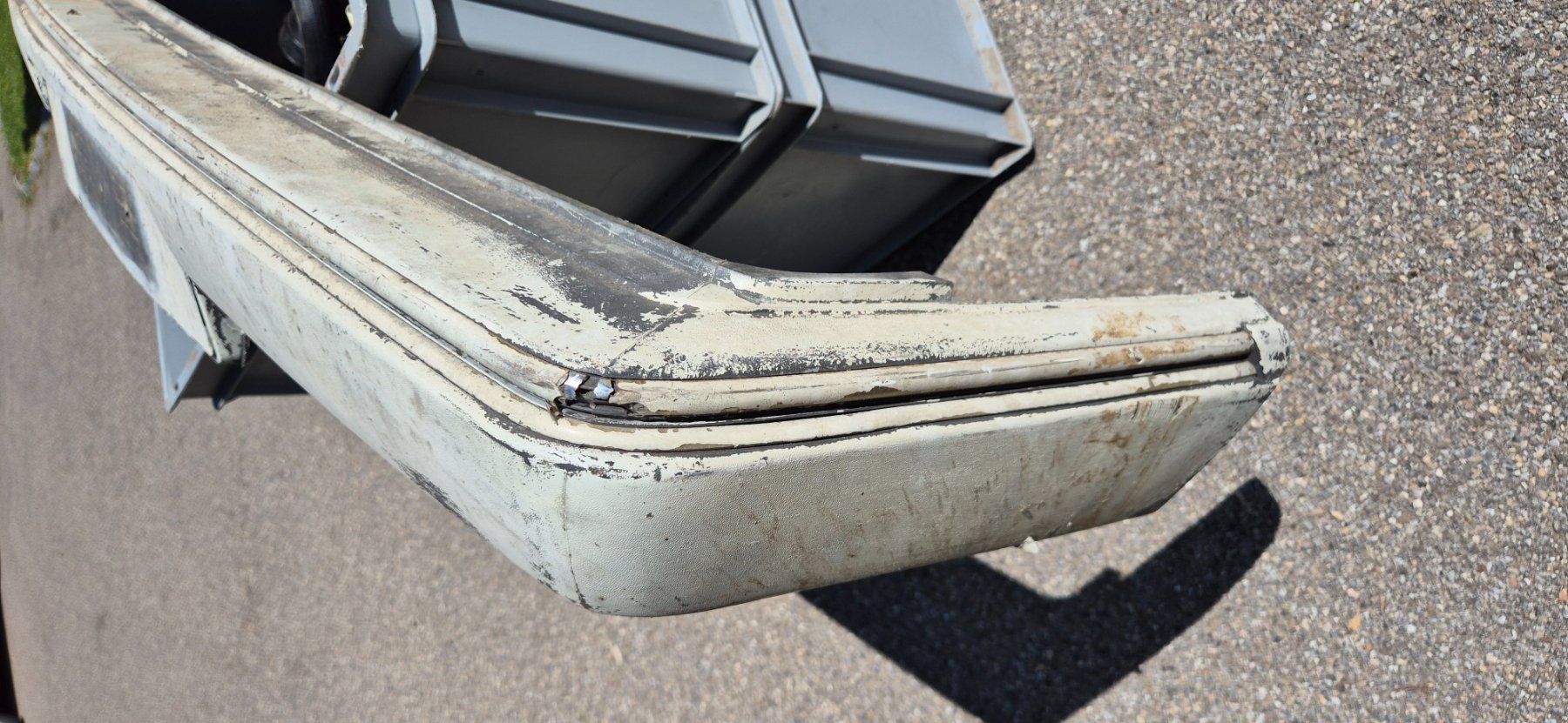 Volkswagen Tutti pezzi di ricambio auto: Jetta 1 Stossstange vorne – Usato da Riggisberg venduto da Mahali04 4
