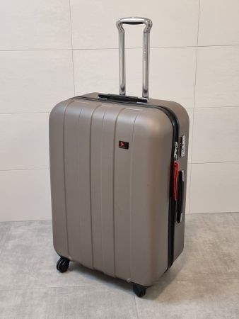 Grosser Reisekoffer mit Rollen