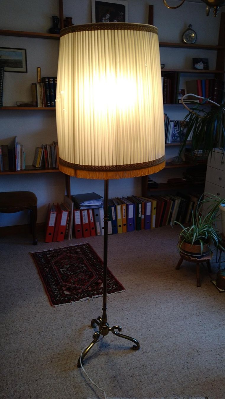 Lampade: Antike Ständerlampe – Difettoso da Gelterkinden venduto da martinom