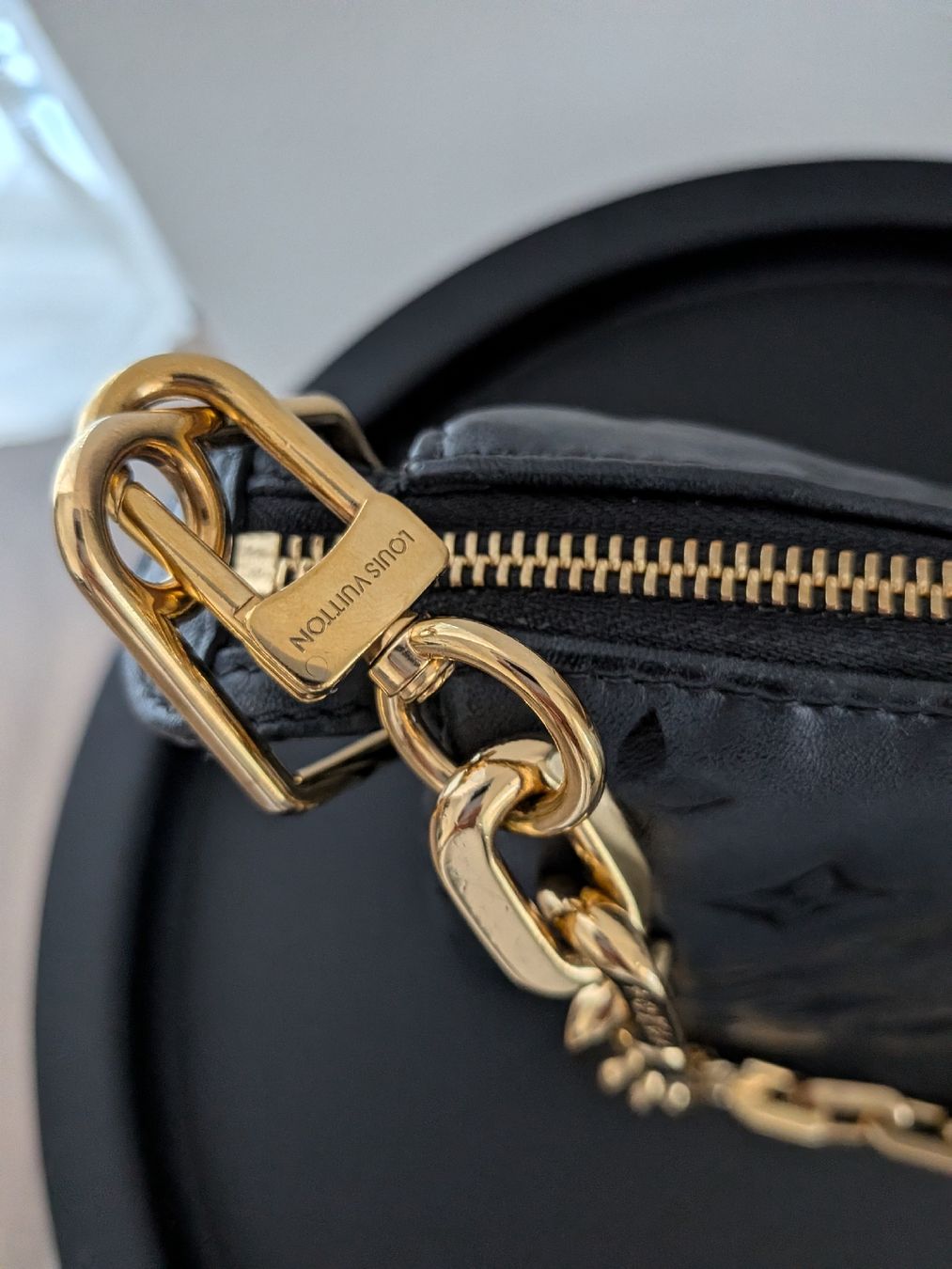 Louis Vuitton Borse da donna: Louis Vuitton Black Coussin PM Leather Embossed Chain Bag – Usato da Morges venduto da dhi_y2qk 2