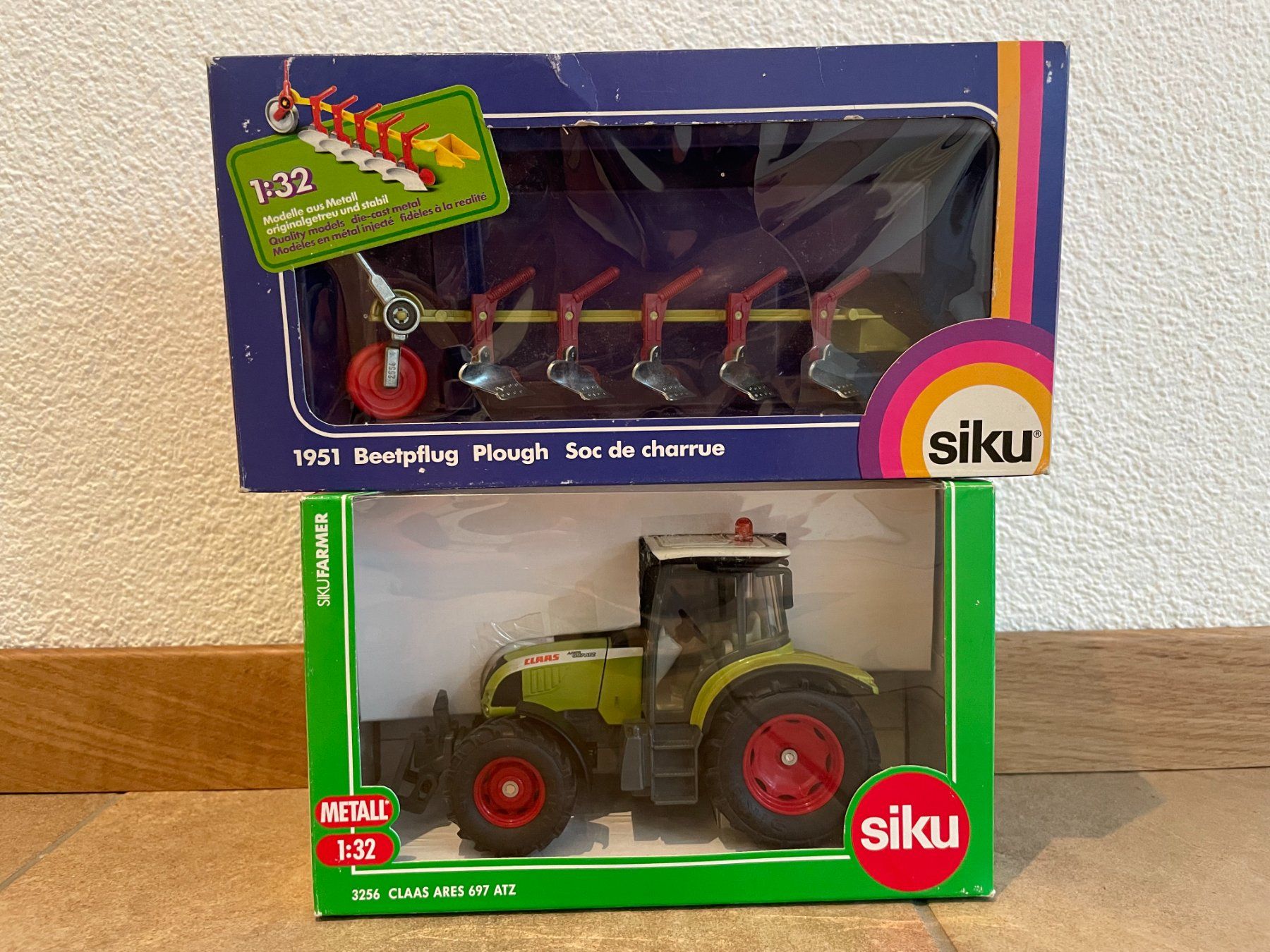 Claas Trattori: SIKU Claas Ares 697 ATZ mit Beetpflug – Nuovo e nell'imballaggio originale da Kreuzlingen venduto da Stefan1150 5