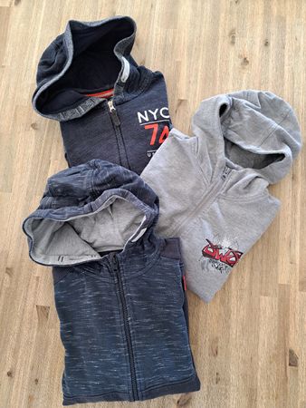3 Kapuzenpullover mit Reissverschluss. 158/164 für Jungs