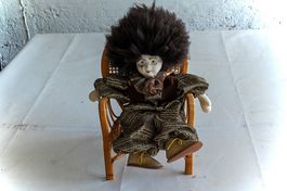 Vintage Harlekin-Puppe im Miniatur Stuhl, Rarität,