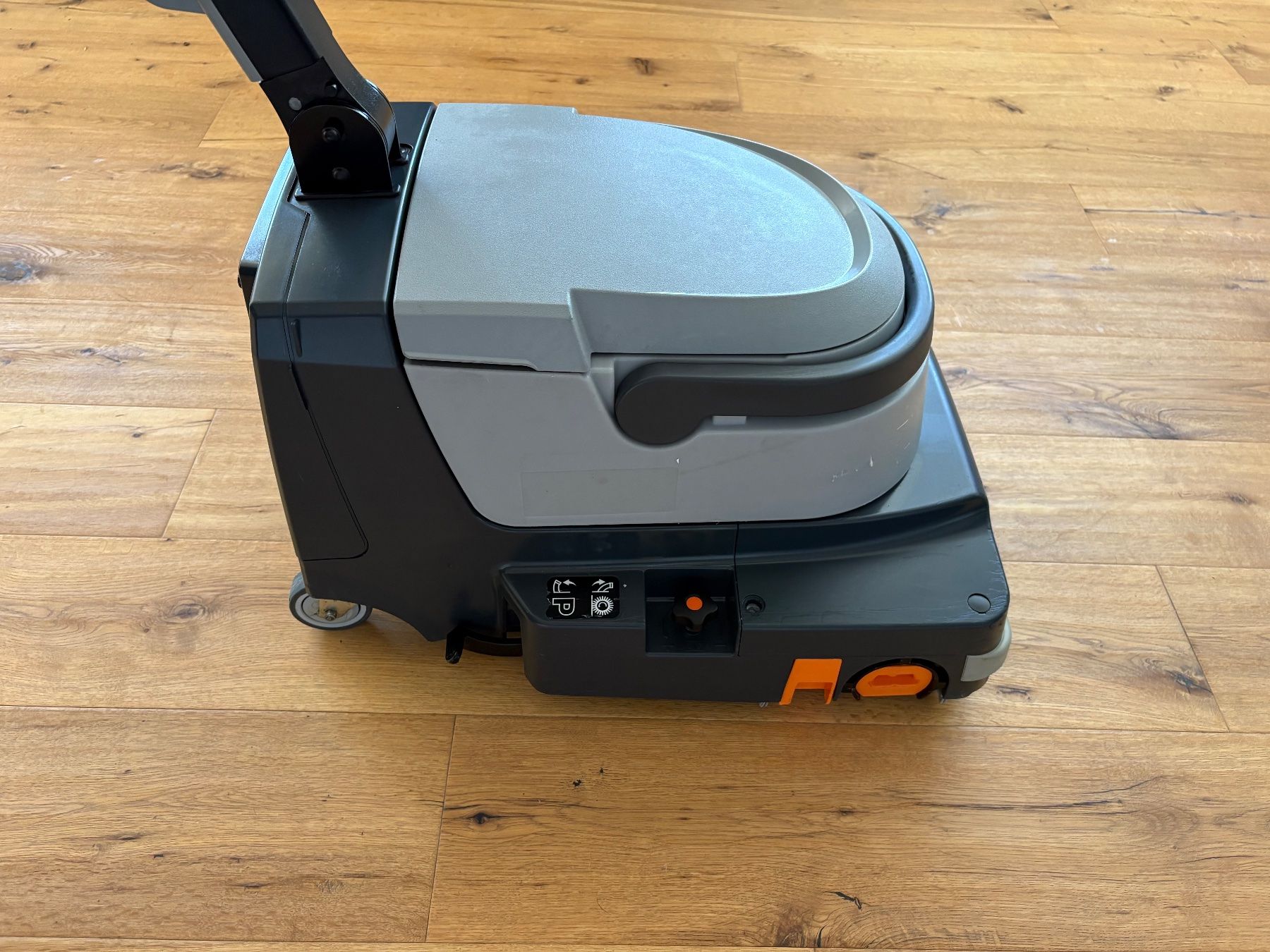 Nilfisk Tutte le macchine: Nilfisk SC 250, Scrubtec 334, Industrie Scheuersaugmaschine. – Usato da Grenchen venduto da sigi-f. 1