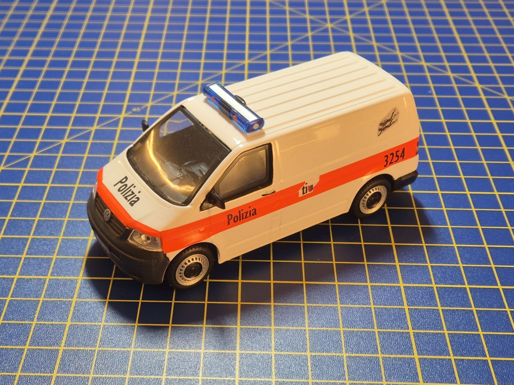 Volkswagen Modellini d'auto: VW T5 Kantonspolizei Tessin 1:43 – Usato da Lachen SZ venduto da myr_qk5y