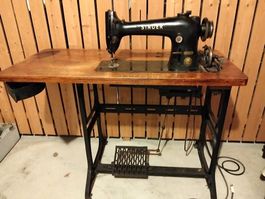 Singer Industrie-Nähmaschine im Tisch