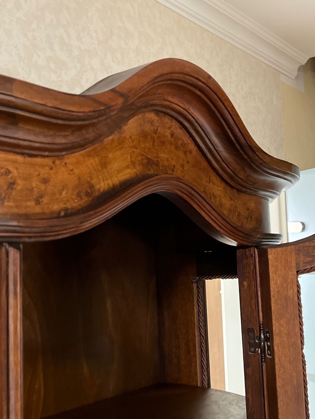 Vetrine: Barock Vitrine Schrank Nussbaum Biedermeier Stilmöbel – Usato da Gemünden venduto da GEUENWALD 8