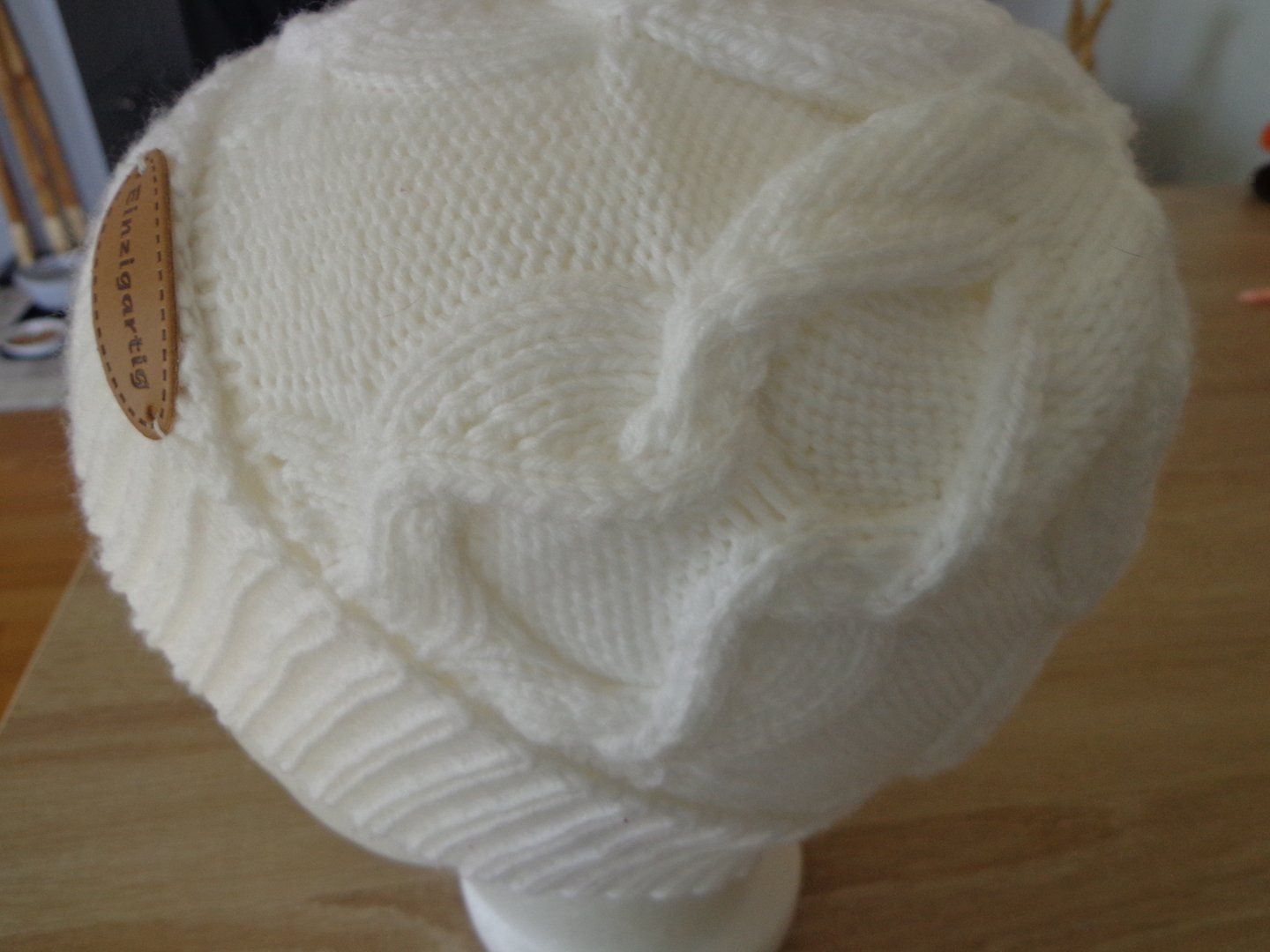 Copricapi, berretti & cappellini: MÜTZE IN WEISS HANDGESTRICKT – Nuovo (secondo la descrizione) da Kreuzlingen venduto da Ylay 1