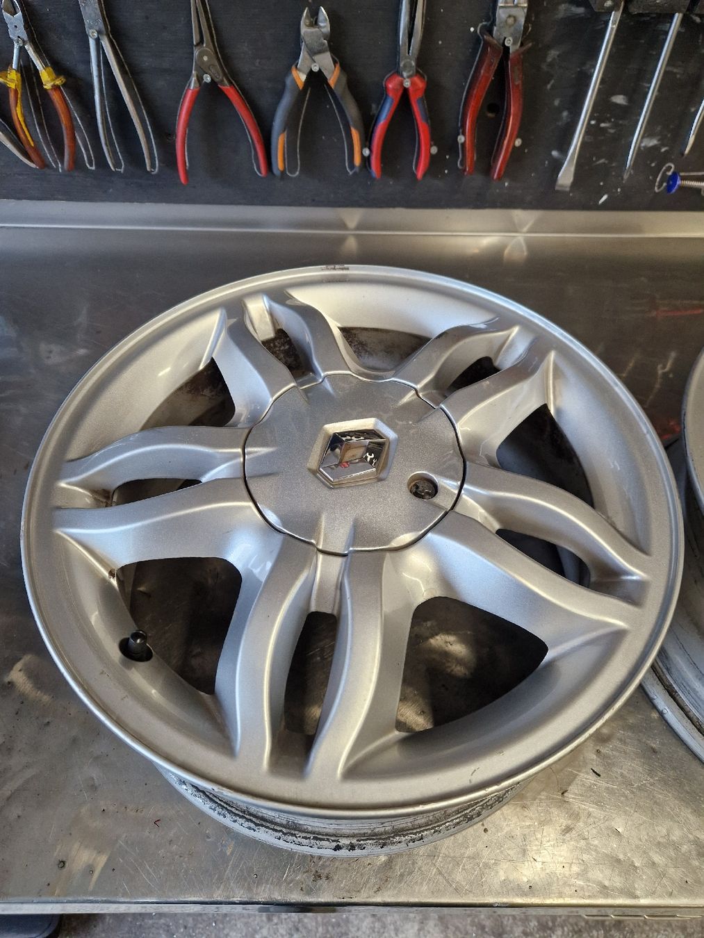 Renault Felgen: 2 Renault Clio 15" Felgen – Gebraucht aus Mümliswil von Sachs623 1