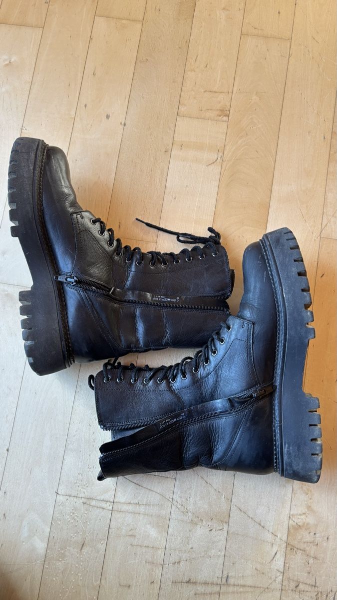 Scarpe da donna: Bottines motarde echtes Leder , taille 40 – Usato da Pomy venduto da Pomnath 1