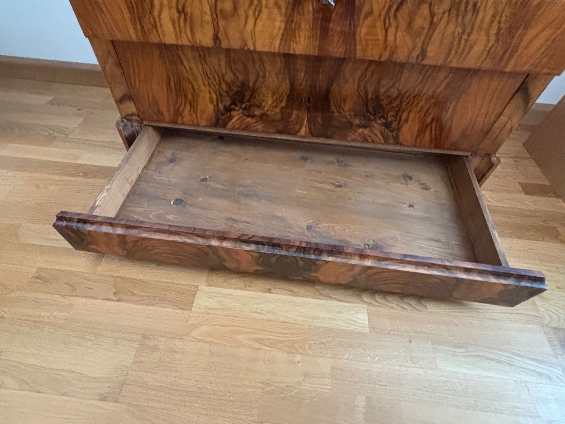 Articoli in legno: Antike Nussbaum Kommode mit Schubladen, schönes Muster,... – Usato da Oberwil BL venduto da severina010 2
