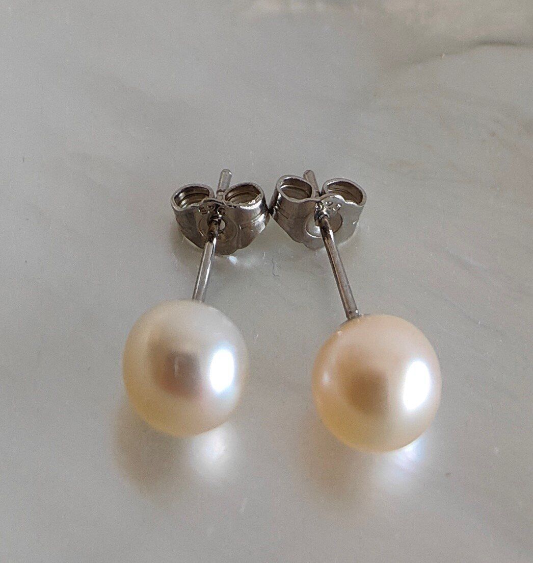Orecchini pendenti & Orecchini a lobo: Süsswasserperle Ohrstecker 7mm, apricot – Nuovo e nell'imballaggio originale da Rümlang venduto da 21f 3