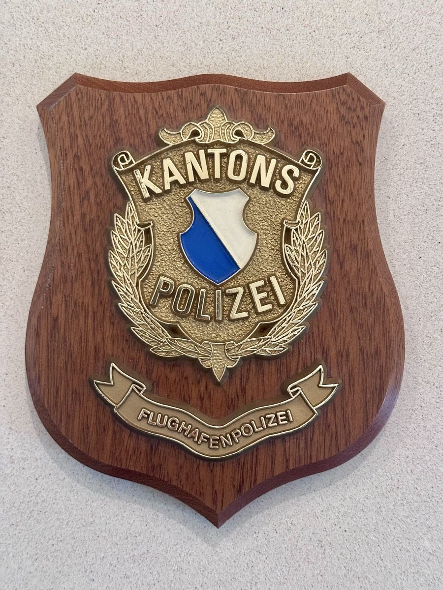 Swiss Placchette & Badge: Crest Kantonspolizei Zürich Flughafen – Nuovo e nell'imballaggio originale da Castione venduto da DWNL