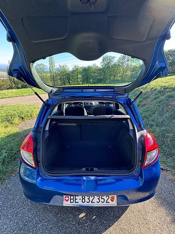 Renault Autos: Renault Clio 1.2 16V 2011 – D'occasion à Niederbipp par SezerC. 2