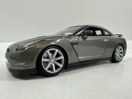 Nissan GT-R (R35) 1:18, anthrazit, BBURAGO
