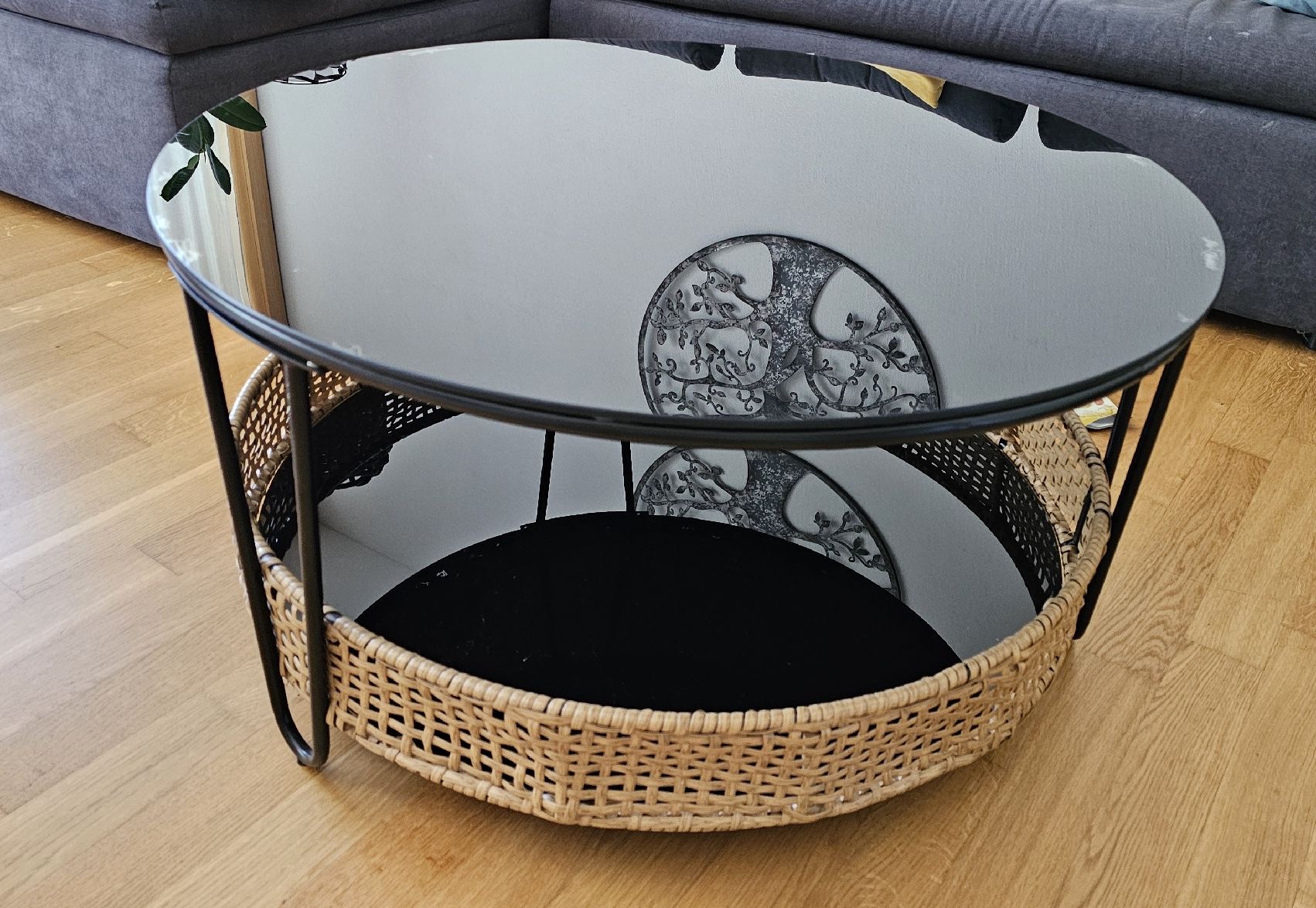 Tische: Runder Glas-Couchtisch mit Rattanablage – Gebraucht aus Chur von rra_t9kw